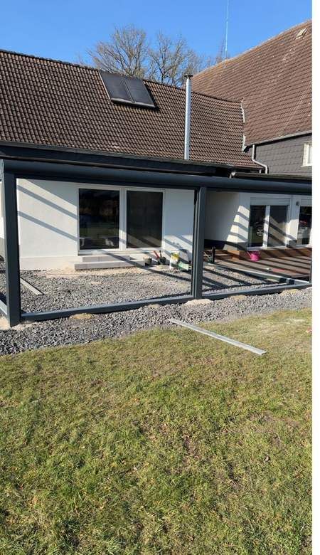 Feinsteinzeug-Terrasse unter dem Dach