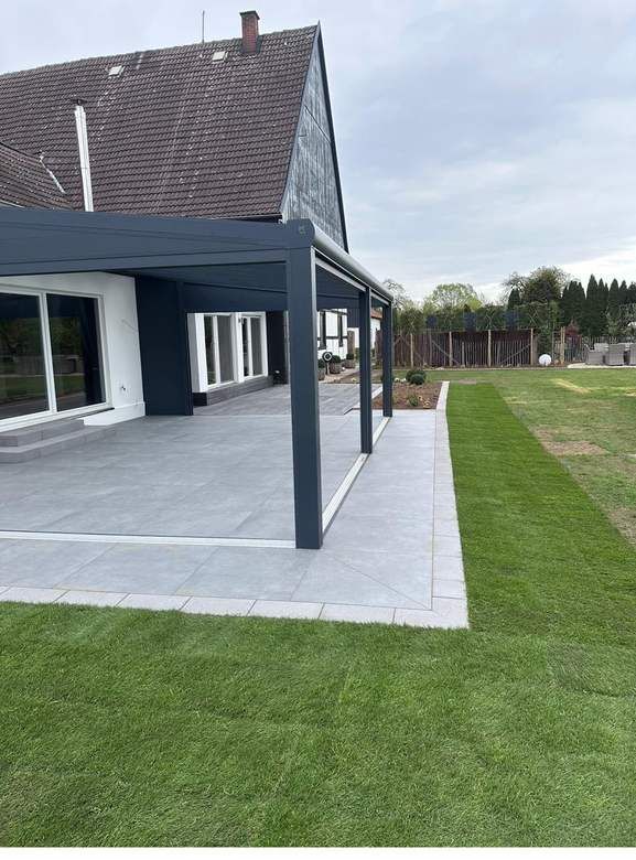 Helle Terrasse mit frischem Rollrasen