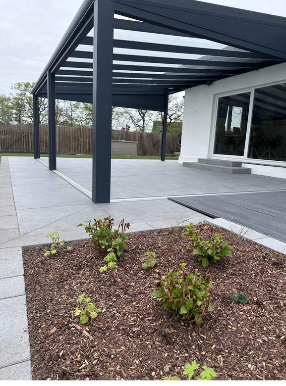 Pergola mit neu angelegtem Staudenbeet